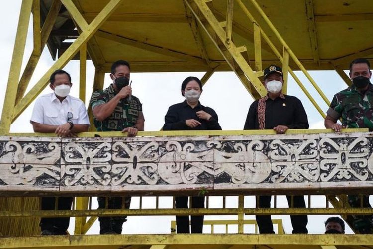 Ketua DPR RI Puan Maharani (tengah) bersama Menteri Dalam Negeri, Tito Karnavian, dan Panglima TNI Jendral Andika Perkasa saat berada di Menara Pandang Bukit Soedarmono di Sektor Terunen PT IHM, Sepaku, PPU, Kaltim, Rabu (16/2/2022).