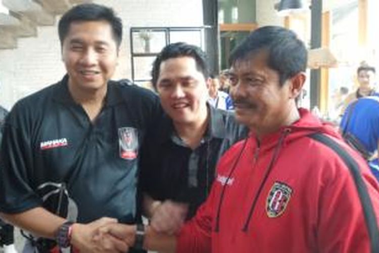Pelatih Bali United, Indra Sjafri (kanan) bersama Ketua Organizing Committee Piala Presiden 2015, Erick Thohir (tengah) dan Ketua Steering Committee (SC) Piala Presiden, Maruarar Sirait (kiri).
