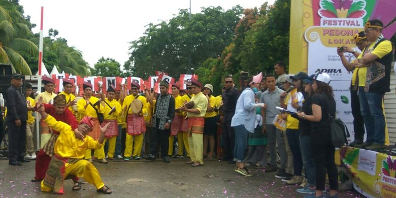 Rangkaian karnaval yang menampilkan keberagaman budaya dan kearifan lokal dalam Festival Pesona Lokal Pontianak yang dipusatkan di Taman Alun Kapuas, Pontianak, Kalimantan Barat, Minggu (14/10/2018).