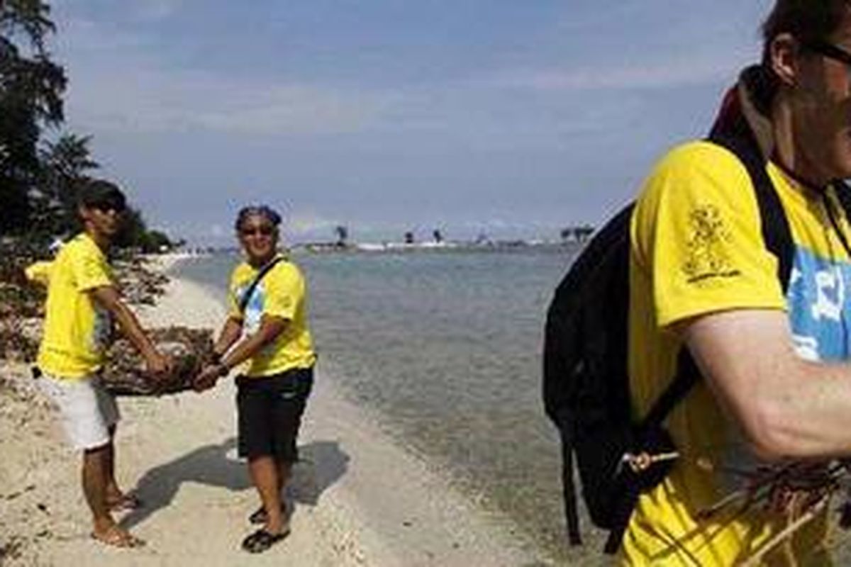 ILUSTRASI - Kakigatel.com melakukan aksi bersih-bersih sampah dalam acara Gabung Mulung Tidung di Pulau Tidung, Kepulauan Seribu, Sabtu (14/5/2011). 