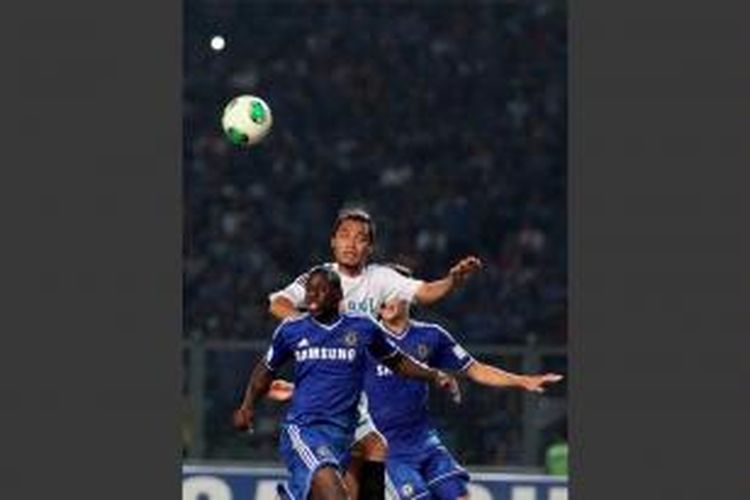 Pemain Chelsea, Ramires (depan), berebut bola dengan pemain Indonesia All Star, Hamka Hamzah, dalam pertandingan persahabatan di Stadion Utama Gelora Bung Karno, Jakarta, Kamis (25/7/2013).
