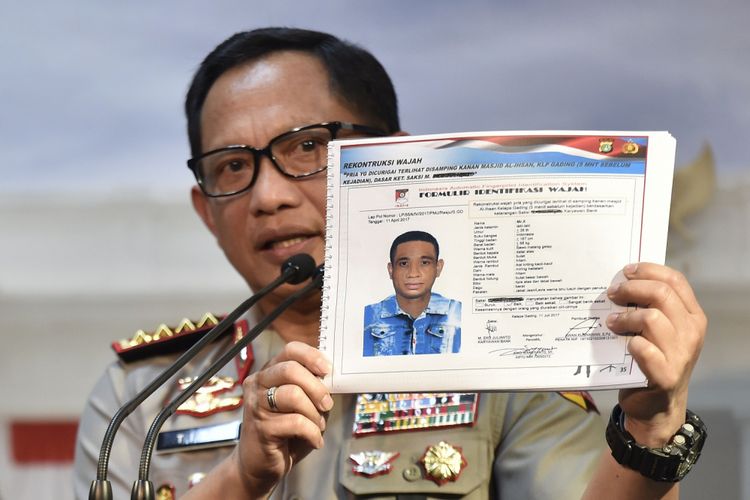 Kapolri Jenderal Pol Tito Karnavian menunjukkan sketsa wajah terduga pelaku penyerangan terhadap penyidik Komisi Pemberantasan Korupsi (KPK) Novel Baswedan, di Kantor Presiden, Jakarta, Senin (31/7). Kapolri dipanggil oleh Presiden Joko Widodo untuk melaporkan perkembangan kasus Novel Baswedan. ANTARA FOTO/Puspa Perwitasari/kye/17