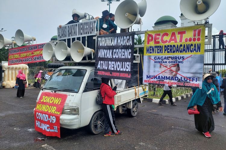 Suasana massa aksi yang memenuhi depan gedung DPR/MPR, Jakarta, Kamis (21/4/2022).