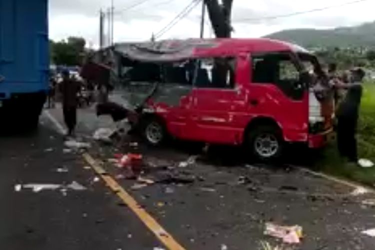 Tangkapan layar kecelakaan antara minibus angkutan umum dengan truk di Jalan Umum Singaraja- Denpasar di Desa Pancasari, Kecamatan Sukasada, Kabupaten Buleleng, Provinsi Bali, Selasa (27/12/2022).