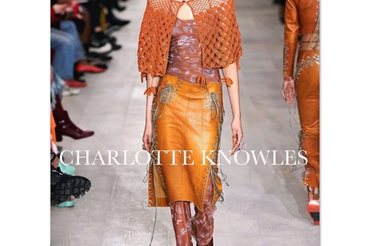 pakaian berbahan crochet yang masih menjadi tren 2020