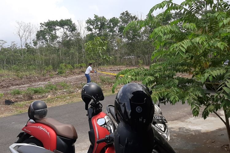 Petugas kepolisian memasang garis Polisi di sekitar rumah yang juga toko kelontong di Ngunut Tengah, Desa Ngunut, Kecamatan Playen Gunungkidul, Rabu (20/11/2019). Rumah tersebut digeledah tim Densus 88. 