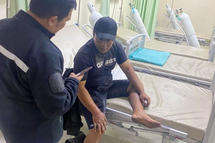 Pemilik kendaraan Toyota Rush Warna Hitam dengan nomor polisi D-1315-YG saat dievakuasi ke Rumah Sakit setelah mobilnya terbakar di SPBU Nambo Jalan Raya Banjaran Barat, Desa Batukarut Kecamatan Arjasari Kabupaten Bandung, Jawa Barat, pada Senin (11/8/2025) malam.