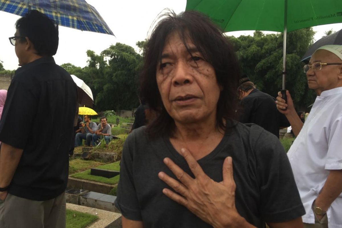 Gitaris God Bless, Ian Antono, saat menghadiri prosesi pemakaman Sys NS di TPU Jeruk Purut, Jakarta Selatan, Selasa (23/1/2018).