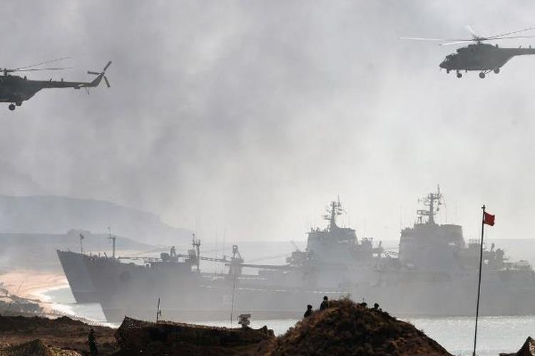 Sejumlah kapal perang dan helikopter militer Rusia dalam latihan di Semenanjung Crimea pada September 2016.