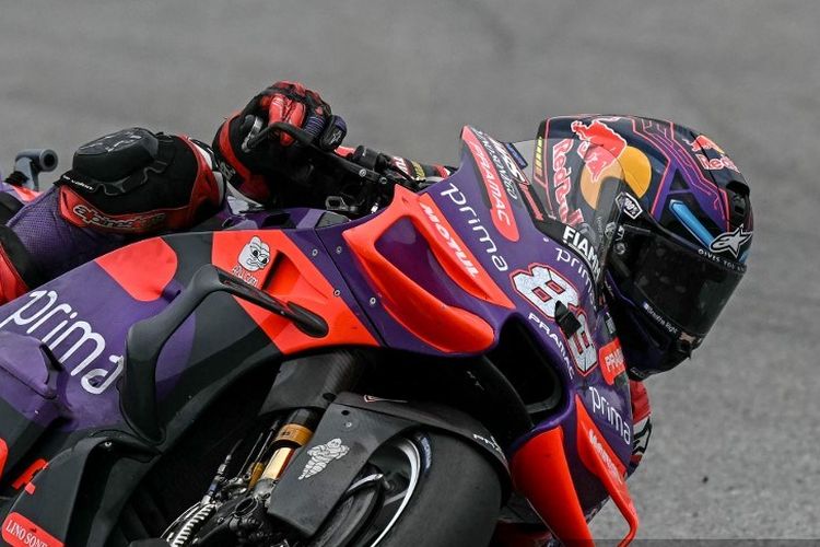 Pebalap Pramac Racing, Jorge Martin, kala beraksi dalam rangkaian MotoGP Malaysia di Sirkuit Sepang pada 2 November 2024. (Photo by Lillian SUWANRUMPHA / AFP)