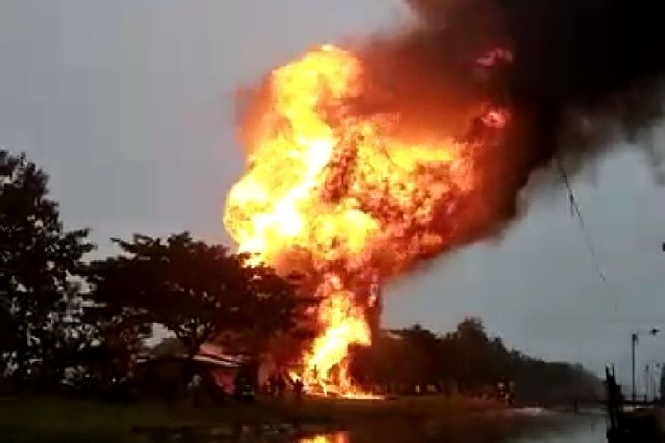 Sebuah mesin Pertamini meledak dalam kebakaran yang berujung meludeskan dua rumah di Desa Penawangan, Kecamatan Penawangan, Kabupaten Grobogan, Jawa Tengah, Jumat (29/4/2022).