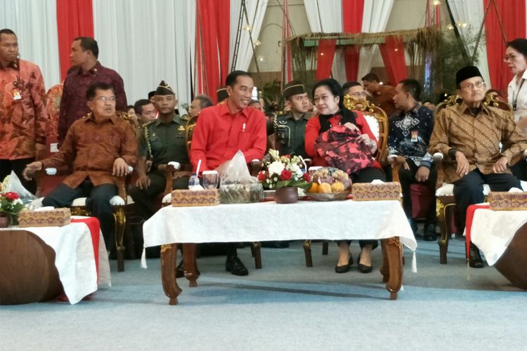 Presiden Jokowi dan Ketum PDI-P Megawati berbincang dalam acara Rakornas PDI-P 
