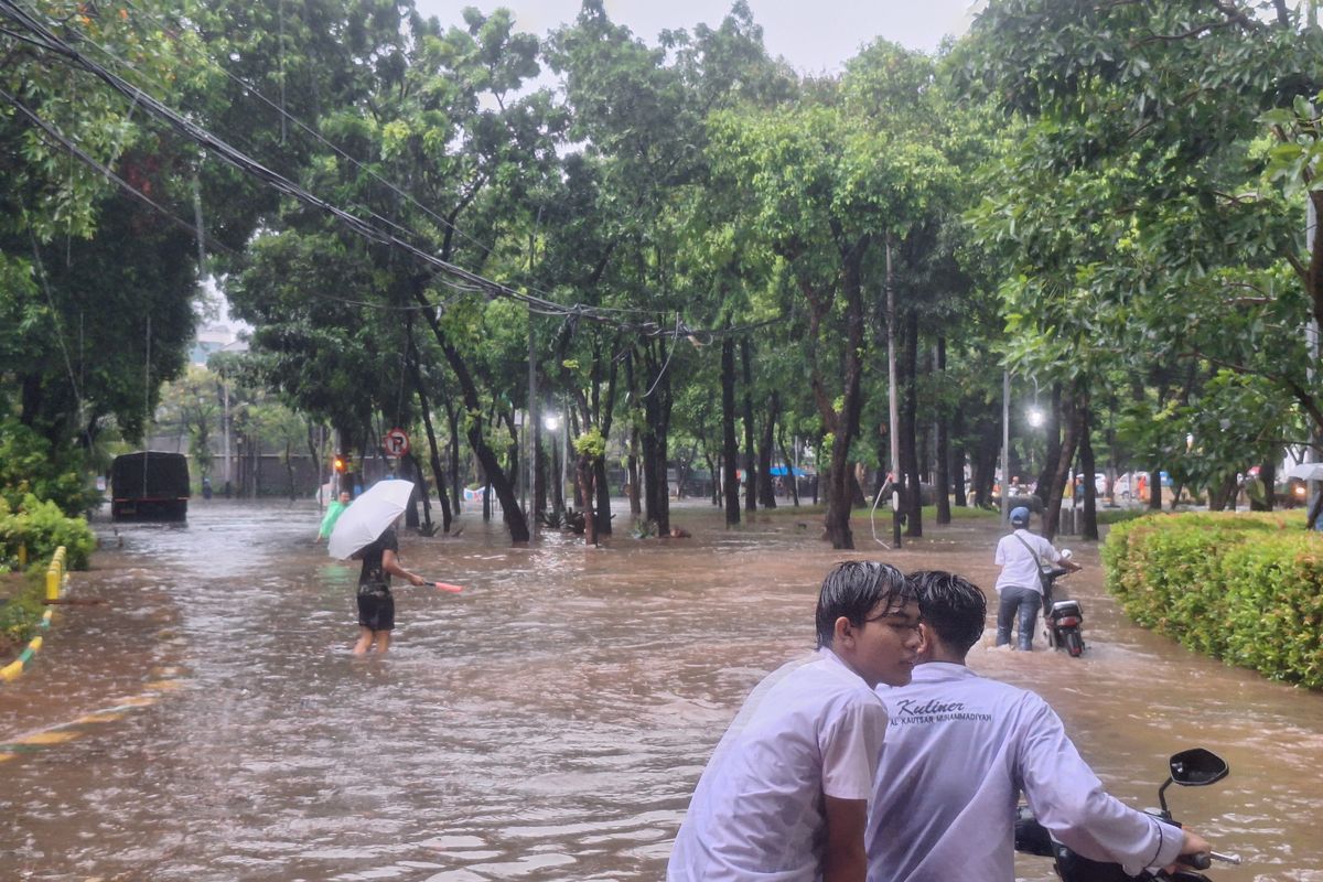 Jalan Kemang Utara dan Dharmawangsa Banjir imbas Hujan Deras Sore Ini