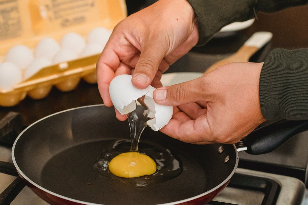 Kuning telur adalah salah satu makanan mengandung vitamin D tinggi.