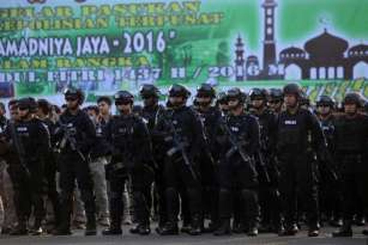 Upacara gelar pasukan Operasi Ramadniya 2016 di lapangan Polda Metro Jaya, Jakarta, Kamis (30/6/2016). Operasi gabungan TNI, Polri, dan instansi terkait lainnya tersebut untuk pengamanan perayaan Idul Fitri 1437 H termasuk arus mudik dan balik Lebaran.