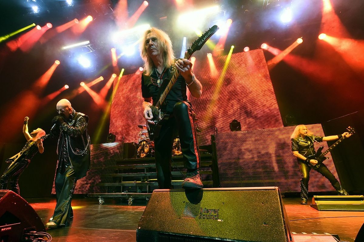 (Dari kiri) Gitaris Richie Faulkner, vokalis Rob Halford, gitaris Glenn Tipton dan bassist Ian Hill dari Judas Priest tampil di The Pearl di Palms Casino Resort ketika band tersebut menggelar konser untuk album Redeemer of Souls di Las Vegas, pada 14 November 2014.