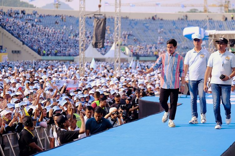 Calon wakil presiden (cawapres) pasangan calon (paslon) Nomor Urut 2, Gibran Rakabuming Raka saat hadir dalam Konser Musik bertajuk ?Selangkah Menuju Kemenangan? di Stadion Si Jalak Harupat, Kabupaten Bandung, Jawa Barat (Jabar), Jumat (9/2/2024).