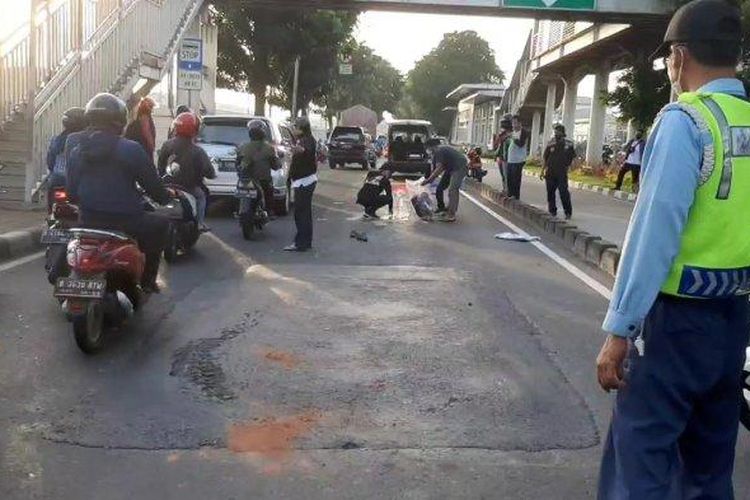 Lokasi kejadian pemotor tewas akibat jalan bergelombang di Jalan Haji Darip arah Duren Sawit, Jatinegara, Jakarta Timur, Senin (4/7/2022). 
