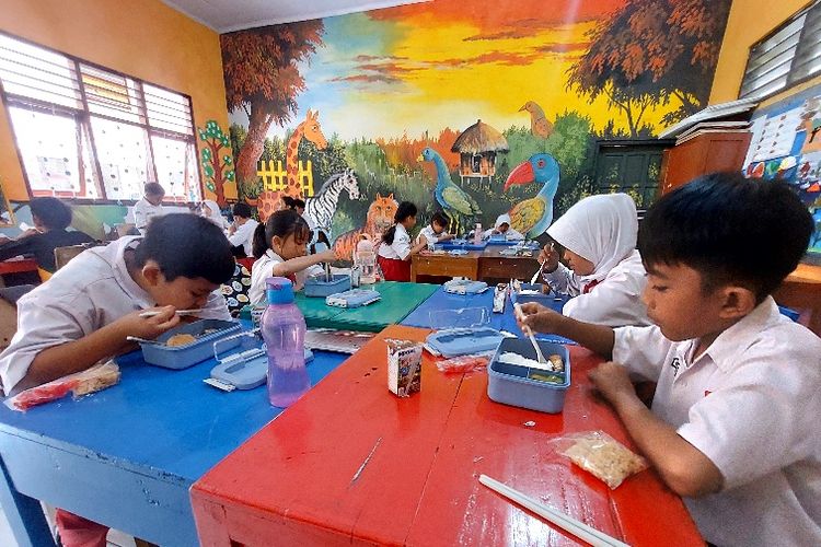 Siswa SD Negeri 2 Bedono menikmati makanan bergizi gratis dengan menu beragam, Selasa (27/8/2024). Guru Besar Pangan dan Gizi dari Institut Pertanian Bogor (IPB) Prof. Dr. Ali Khomsan MS mengatakan pada Senin (28/10/2024), program makan siang bergizi gratis harus memiliki variasi menu makanan agar anak-anak terpenuhi kecukupan gizinya secara keseluruhan dan terhindar dari anemia. 