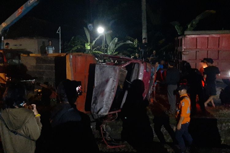 Petugas saat melakukan proses avakuasi truk yang tabrak Kereta Api Lodaya jurusan Solo-Bandung di pintu perlintasan daerah Dusun Sumber, Desa Balecatur, Kecamatan Gamping, Kabupaten Sleman, Selasa (26/4/2022).