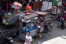 Jualan di Badan Jalan Pasar Ciputat, Sejumlah Pedagang 