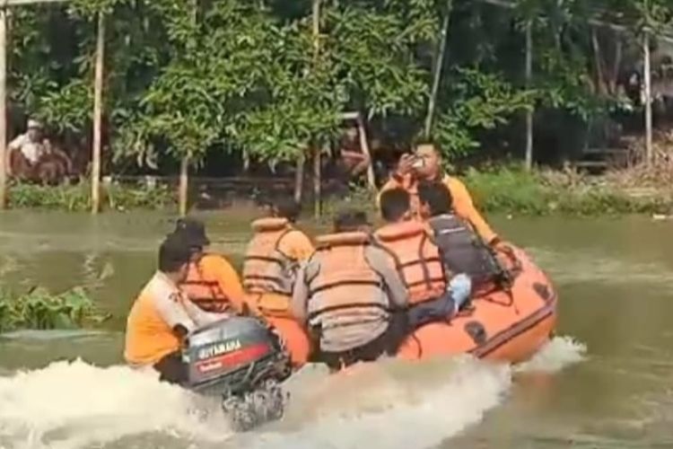 Tim SAR gabungan saat melakukan pencarian bocah asal Desa Betokan, Kecamatan Demak, Kabupaten Demak yang tenggelam di Sungai Jajar, Senin (3/6/2024). (dok. BPBD Demak)