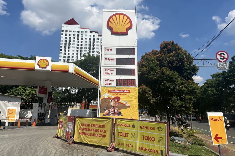 Stasiun Pengisian Bahan Bakar Umum (SPBU) Shell di wilayah Jakarta mengalami kekosongan bahan bakar minyak (BBM), terutama jenis bensin.