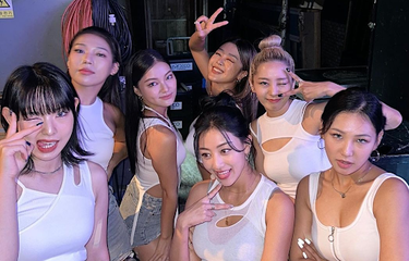 Girl band TWICE dalam Instagram resminya @twicetagram. 