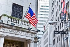 The Fed Beri Isyarat Penurunan Suku Bunga, Wall Street Berkibar, Dow Bikin Rekor