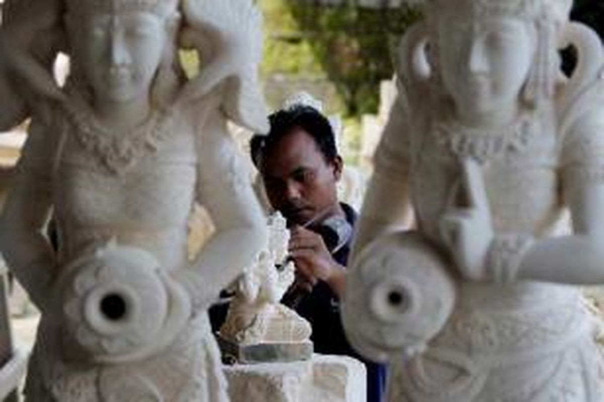 Perajin patung menyelesaikan pembuatan patung dari batu padas di Batubulan, Kecamatan Sukawati, Gianyar, Bali, Minggu (8/5/2011). Batubulan dan Singapadu di Kecamatan Sukawati menjadi sentra pembuatan patung khususnya dari bahan campuran semen dan batu paras serta batu padas. Patung-patung tersebut diekspor hingga ke mancanegara. 