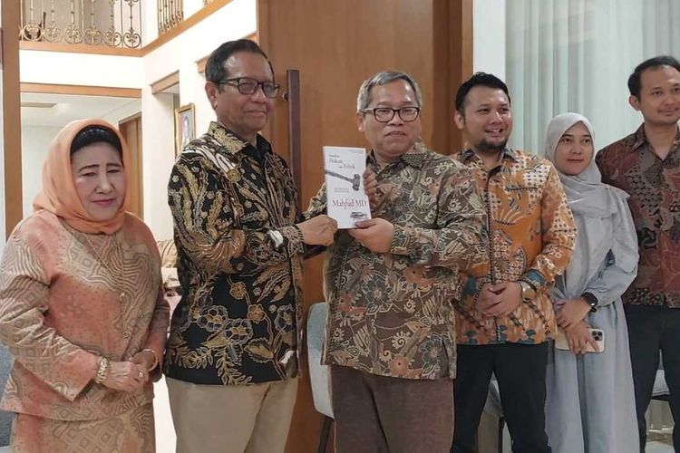 Ulang Tahun Ke-69 Mahfud MD dan Hadiah 69 Buku dari Harian Kompas