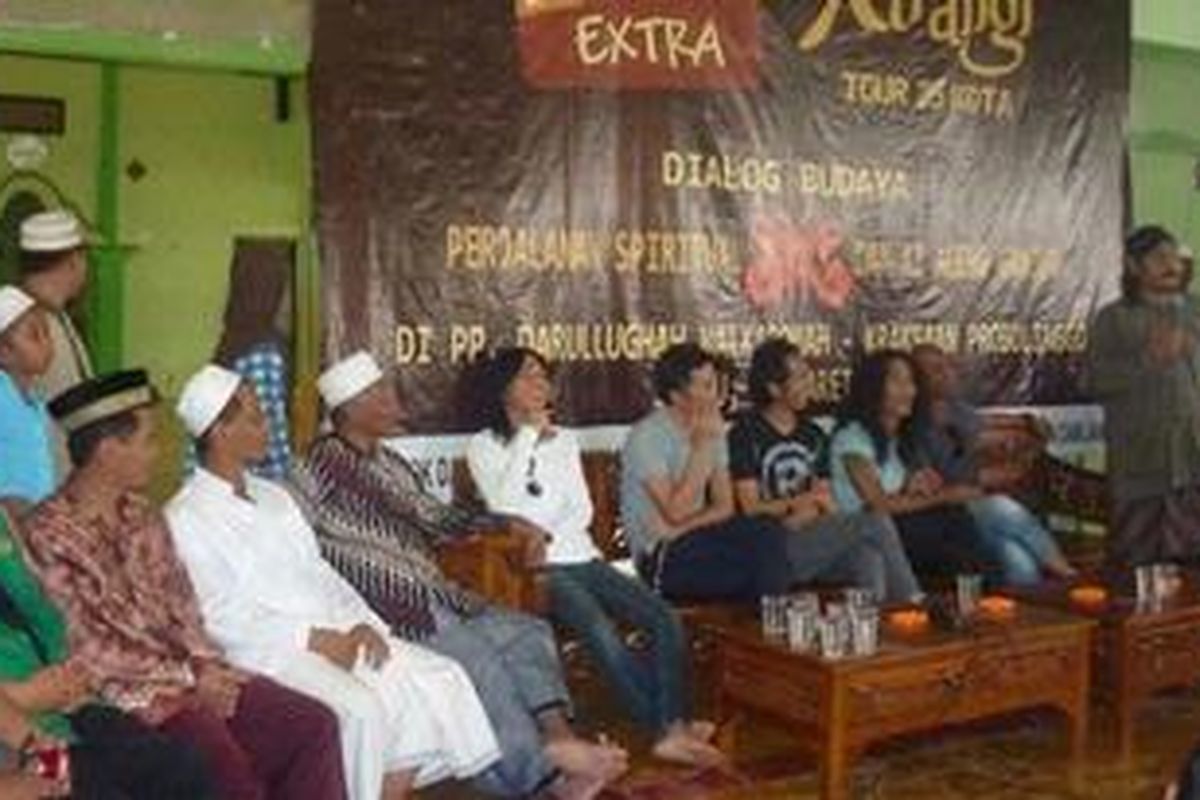Slank berbincang-bincang dengan para guru dan santri Pondok Pesantren Darullughah Walkaromah, Sidomukti, Kraksaan, Kabupaten Probolinggo, Jawa Timur, Sabtu (17/3/2012). Mereka  didampingi oleh jajaran pengasuh pondok pesantren itu.
