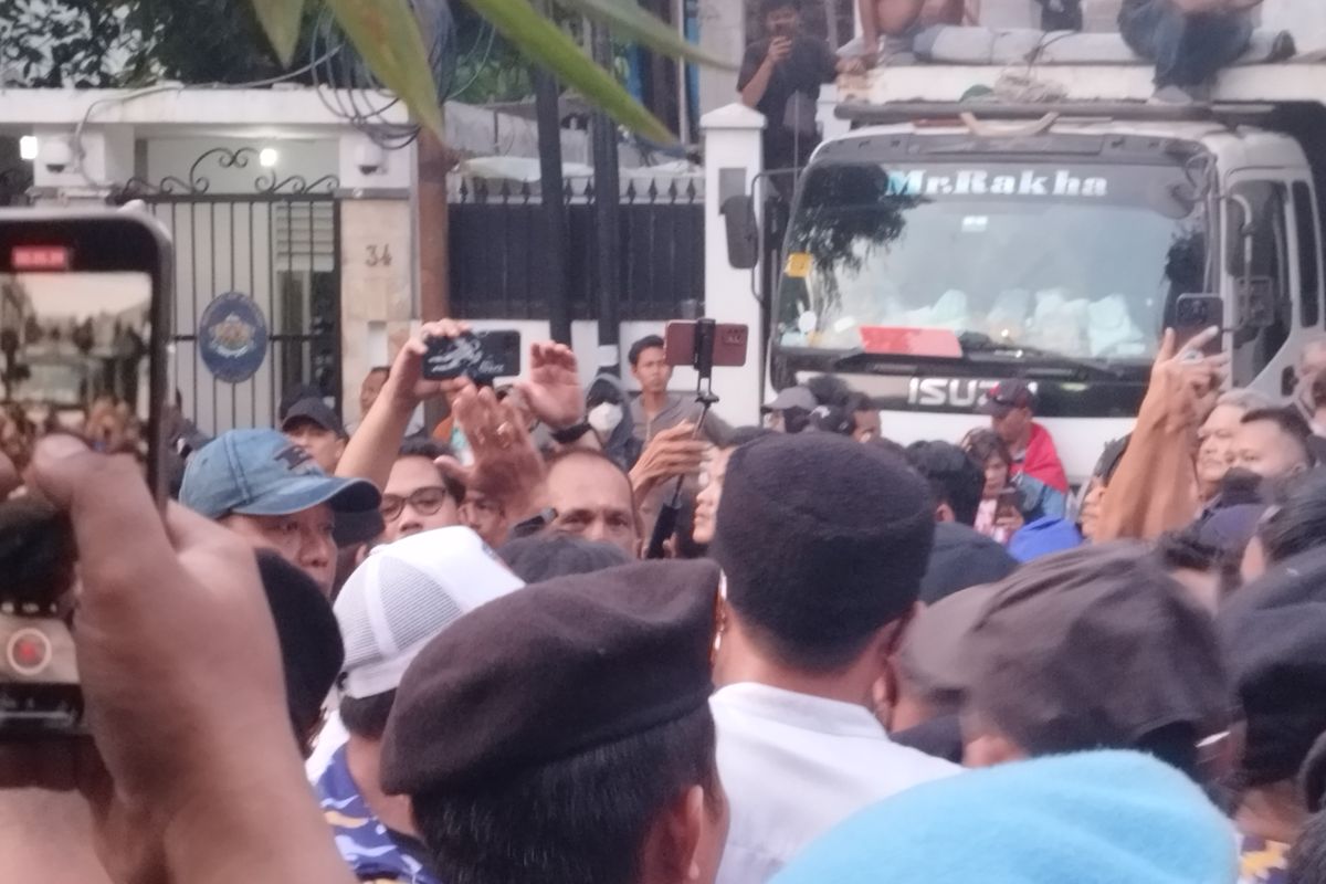 Massa membuka paksa barikade menuju kantor KPU RI saat menggelar unjuk rasa, Jumat (23/2/2024)