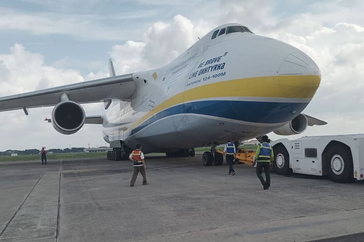 Pesawat kargo, Antonov An-124 Ruslan di Bandara Juanda, Kamis (6/2/2025).