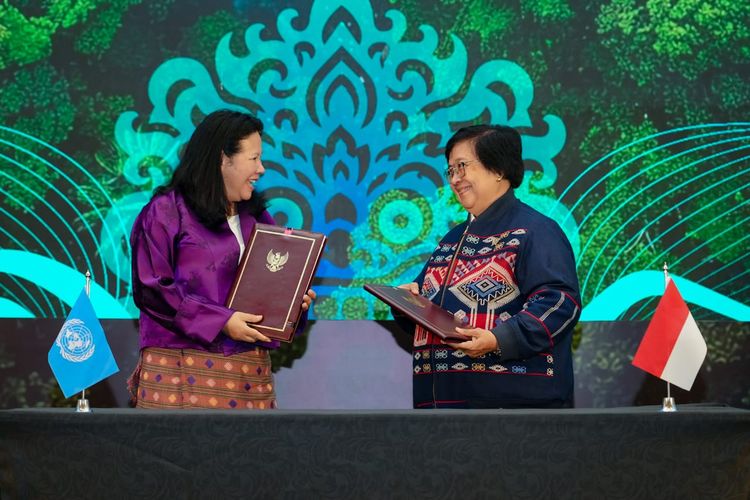 Kementerian Lingkungan Hidup dan Kehutanan Indonesia (KLHK) dan United Nation Environment Program (UNEP) menjalin Kerja Sama di Bidang Lingkungan Hidup dan Kehutanan. Penandatanganan Memorandum of Understanding (MoU) dilakukan oleh Menteri LHK Siti Nurbaya dan Direktur Kantor Regional UNEP untuk Asia dan Pasifik, Dechen Tsering di Bali, Rabu (9/10/2024).