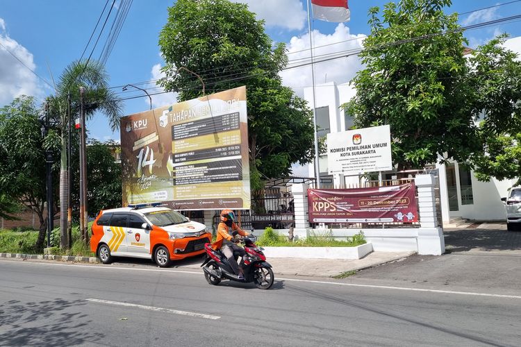 Pengendara sepeda motor melintas di depan Kantor KPU Kota Solo di Jl. Kahurpian Utara No. 23, Kelurahan Sumber, Kecamatan Banjarsari, Solo, Kamis (14/12/2023).