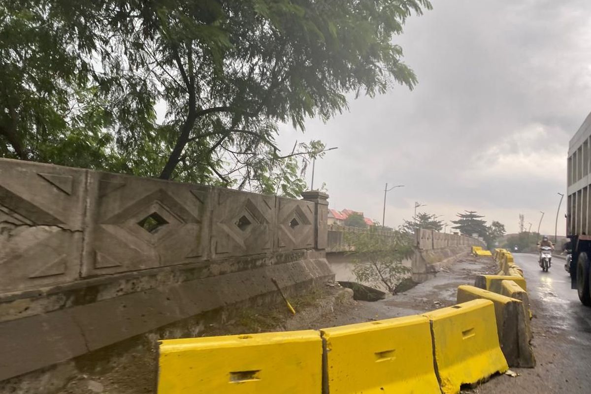 Beton pembatas jalan yang amblas di jembatan KBN arah Cilincing-Marunda terlihat dibatasi oleh beton pembatas.