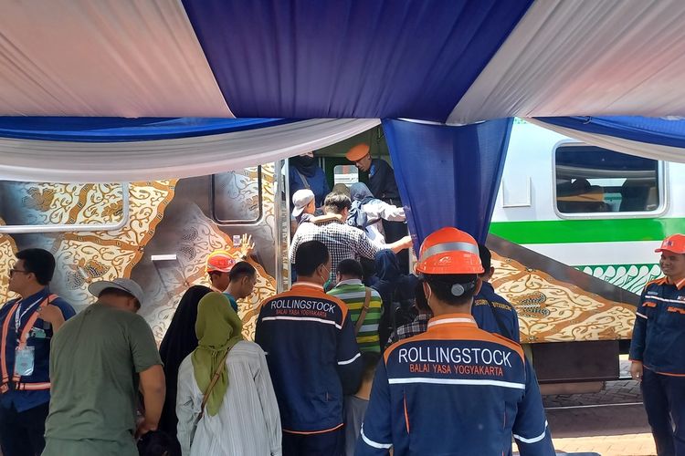 Pengunjung Jogja Spoor Day saat mencoba naik kereta di Balai Yasa, Jumat (29/9/2023)