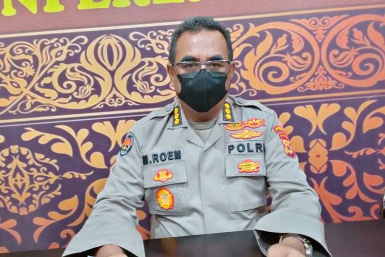 Kabid Humas Polda Maluku Kombes Pol Muhamad Roem Ohoirat saat memberikan keterangan kepada waratwan di ruang kerjanya, Senin (6/12/2021)