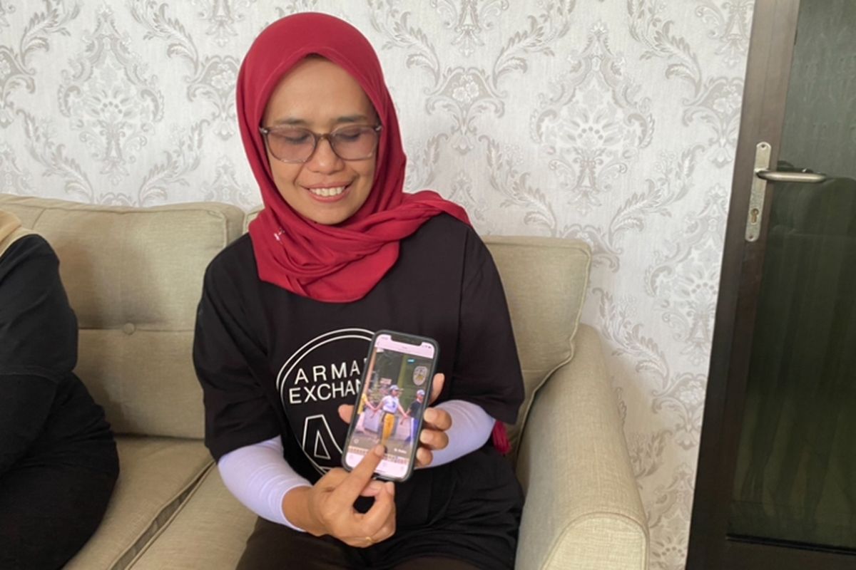 Kepala sekolah SMAN 17, Elis Ristyorini, saat menunjukkan foto muridnya, Rahdisty Syawalia Yogi, yang lolos menjadi anggota Paskibraka untuk upacara HUT ke-79 RI di Ibu Kota Nusantara (IKN). Rahdisty merupakan siswi kelas XI SMAN 17 Surabaya. 