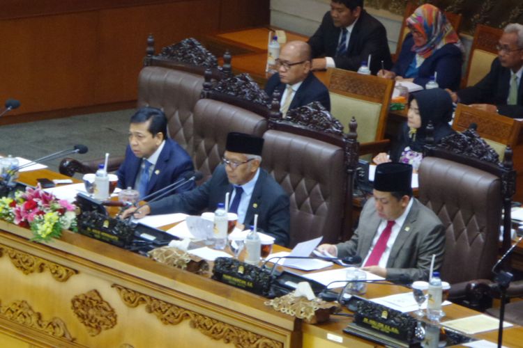 Ketua DPR RI Setya Novanto (paling kiri) saat menghadiri rapat paripurna DPR, Rabu (15/11/2017).