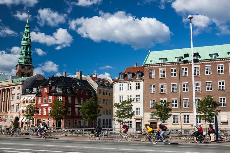 Ilustrasi Denmark - Para pesepeda di Kopenhagen.