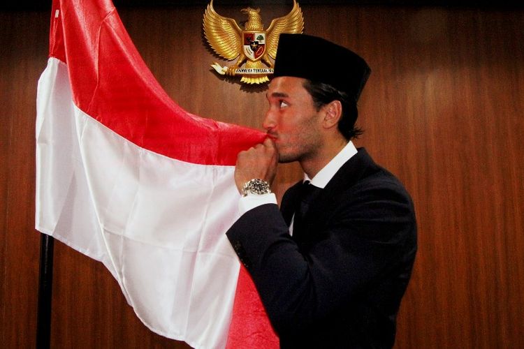 Ezra Walian berfoto seusai pengambilan sumpah dan menandatangani naskah warga negara di Kanwil Kemkumham, Cawang, Jakarta Timur, Kamis (18/5/2017).