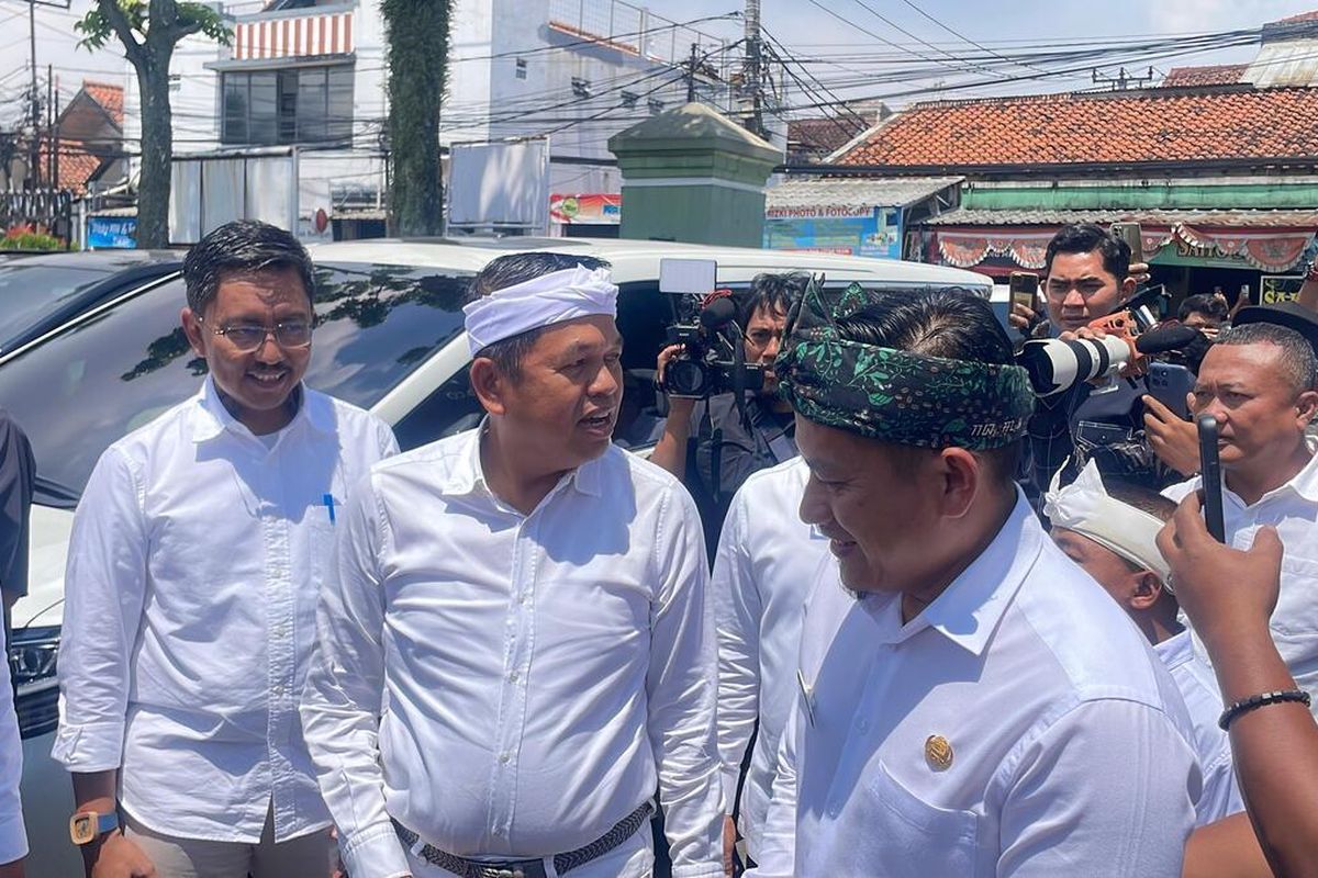 Gubernur Jawa Barat Dedi Mulyadi saat diwawancarai terkait relokasi warga terdampat banjir di wilayah Kecamatan Bojongsoang, Kabupaten Bandung, Jawa Barat, Rabu (10/12/2025)