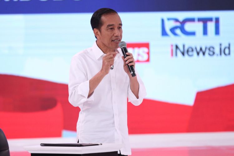 Calon Presiden Nomor Urut 1, Joko Widodo menyampaikan gagasannya saat Debat Kedua Calon Presiden, Pemilihan Umum 2019 di Hotel Sultan, Jakarta, Minggu (17/2/2019).