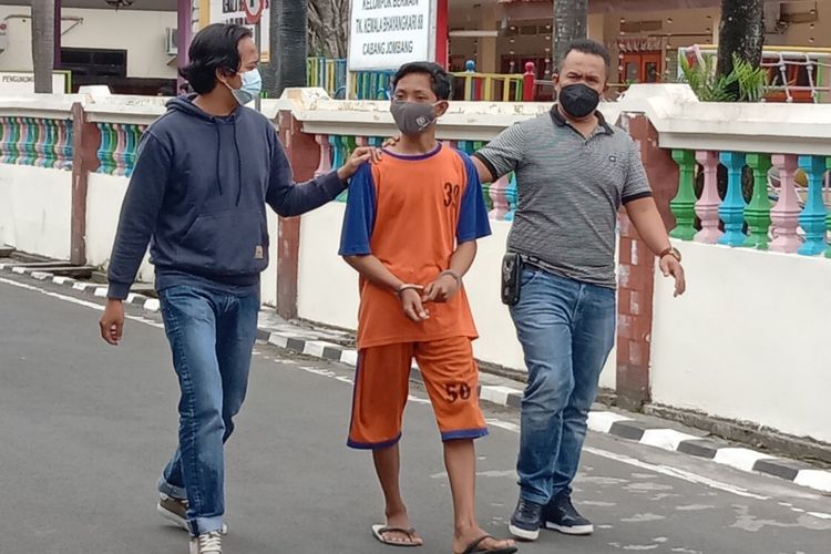 Salah satu pelaku penganiayaan terhadap pengguna jalan yang videonya viral sepekan lalu, diringkus polisi dan diamankan di Mapolres Jombang, Jawa Timur.
