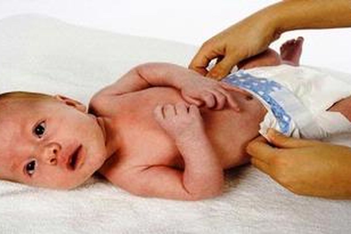 Memakai popok sekali pakai dianggap lebih praktis bagi kaum ibu.