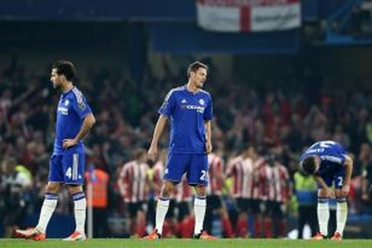 Ekspresi Cesc Fabregas dan Nemanja Matic saat Chelsea kalah dari Southampton (3/10/2015). 