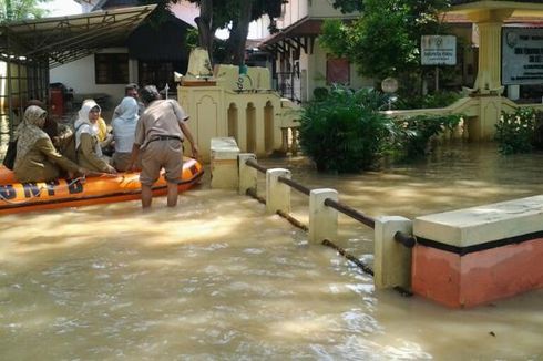 Banjir, PNS Dinas Keuangan Kendal Masuk Kantor dengan Naik Perahu