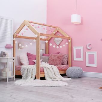 Ilustrasi kamar tidur bayi perempuan.